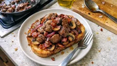 Restovaná kuřecí játra se slaninou a žampiony – hotová na topinkách za chvíli