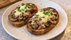 Houbové toasty se šunkou a sýrem: rychlá večeře z trouby za 10 minut