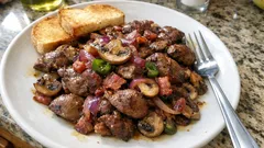 Restovaná kuřecí játra se slaninou a žampiony: šťavnatá večeře z jedné pánve