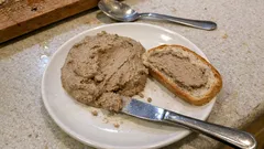 Domácí kuřecí játrová paštika: jemná, krémová a skvělá do skleniček