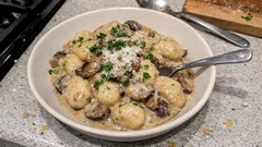 Gnocchi v krémové houbové omáčce: rychlá večeře se smetanou a parmazánem