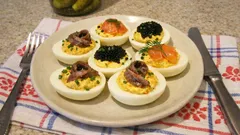 Plněná vejce s ančovičkami a uzeným lososem: slavnostní chuťovka hotová raz dva