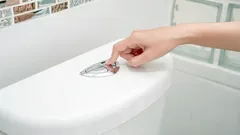 Víte, proč mají moderní toalety dvě splachovací tlačítka?