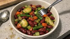 Teplý fazolový salát s růžičkovou kapustou: rychlá večeře, co zasytí