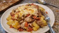 Zapečené brambory s vepřovým, slaninou a sýrem: poctivá večeře z jedné mísy