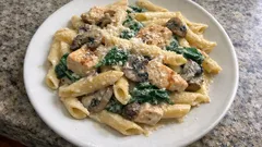 Krémové těstoviny s kuřecím, žampiony a špenátem: hotové z jedné pánve