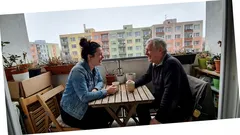 Historka: V přeplněné tramvaji mi pípnul šnek od táty — a něco se zlomilo