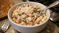 Salát Emerald s houbami, šunkou a parmezánem: krémová klasika na oslavu i večeři