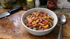 Neapolský salát na chlebíčky: lahůdková klasika, která chutná ještě víc po odležení