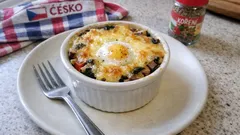 Zapečené houby se zeleninou v mističkách: jednoduchá večeře se sýrovou krustou