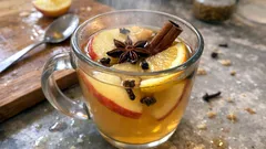 Zimní punč z bílého vína a jablečného džusu: hotový za chvíli, krásně voní