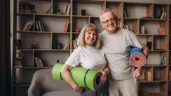 Jak zůstat aktivní po šedesátce: Proč samotná chůze nestačí a čím ji doplnit