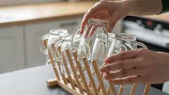 Proč byste po umytí nikdy neměli sušit sklenice dnem vzhůru – zapamatujte si to.