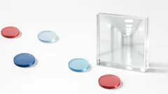 Plastové nemocniční žetony z Číny míří do aukce a mají mrazivý příběh