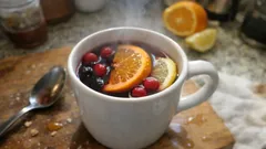 Zimní punč s rumem, vínem a černým čajem: voňavý nápoj, který zahřeje