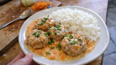 Mleté medailonky ve smetanové omáčce s mrkví a pažitkou: šťavnaté a vždy se povedou