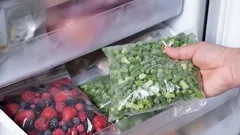 Potraviny, které byste nikdy neměli mrazit, ale mnoho lidí to stále dělá.