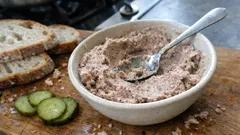 Domácí vepřová paštika na chleba: orestujte, poduste a rozmixujte dohladka