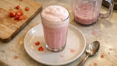 Jahodový mixík jako z mléčného baru: krémový koktejl s pěnou za pár minut