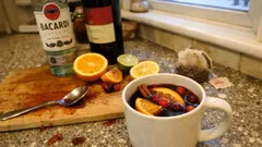 Zimní punč s rumem, čajem a červeným vínem: voňavý recept bez zbytečného vaření