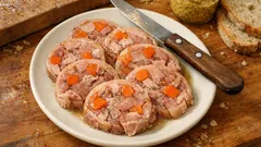 Kolínková mozaika bez želatiny: domácí studená roláda, která krásně drží tvar