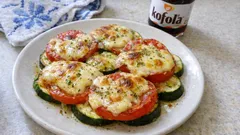 Pečená cuketa s rajčaty a eidamem: rychlý předkrm z trouby, který je vždy šťavnatý