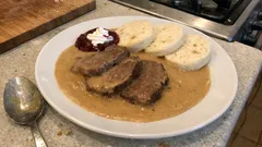 Svíčková na smetaně krok za krokem: pečený základ ze zeleniny udělá omáčku plnou chuti