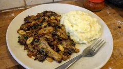 Pečená hlíva s cibulí a česnekem: vše v jednom pekáčku, šťavnatá a voňavá