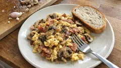 Houbová smaženice se slaninou: jednoduchý postup, který voní po lese