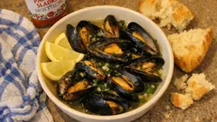 Slávky na česneku a bílém víně za 15 minut – šťáva ideální na namáčení chleba