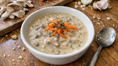 Polévka z hlívy s mrkvovými nudličkami: zahřeje a zhoustne bez jíšky