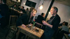 Krátká historka: V pražské kavárně jsem chtěla novinku. Vrchní mi odpověděl nečekaně