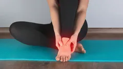 Jednoduché způsoby, jak zmírnit pálení a únavu nohou po práci a proč vznikají