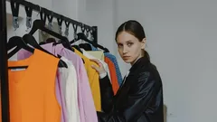 Psychologie barev ve vašem šatníku: 3 silné barvy, které vzbuzují respekt a obdiv