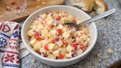 Tvarůžkový salát s bramborami a vejci: výrazná večeře, která je druhý den ještě lepší