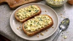 Krémová vaječná pomazánka s koprem: trik s bramborem pro lepší konzistenci