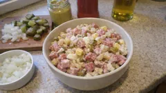 Sloní žrádlo jako z lahůdek: rychlý salát se šunkou, vejci a okurkami, který se rozleží do chuti