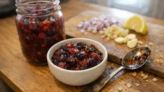 Čerešňové čatní s rozinkami: sladkokyselá příloha, která sedne k masu i sýrům