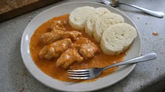 Kuře na paprice jako z hospody: jemná smetanová omáčka a maso krásně měkké