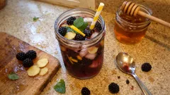 Domácí ostružinový ledový čaj se zázvorem: svěží, ovocný a bez zbytečné chemie