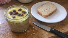 Domácí játrová paštika do skleničky: s paprikou, smetanou a brusinkami