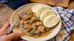 Vepřová plec na houbách se smetanou: poctivá omáčka, která vždy vyjde