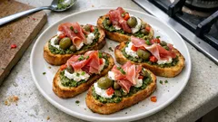 Křupavé tapas z bagety s pestem, ricottou a Jamón Serrano: rychlé jednohubky k vínu