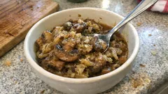 Houby v zelí po polsku: syté jídlo z jednoho hrnce, které voní lesem