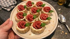 Salámové růžičky z tortilly: rychlé nepečené chuťovky na oslavu i k vínu