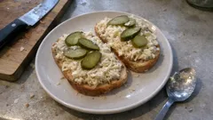 Celerová pomazánka na chlebíčky: hotová za pár minut, nejlépe chutná po odležení