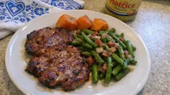 Šťavnatá grilovaná krkovice s fazolkami a slaninou – rychlá večeře z pánve i z grilu