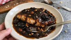 Kapr načerno po staročesku: sladkokyselá omáčka s pivem, povidly a perníkem