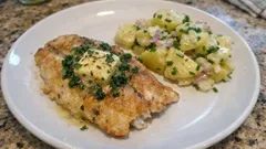 Kapr na pánvi s kmínovým máslem a lehkým bramborovým salátem bez majonézy