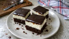 Míša řezy na plech: nadýchaný kakaový piškot, tvarohový krém a poleva, co nepraská